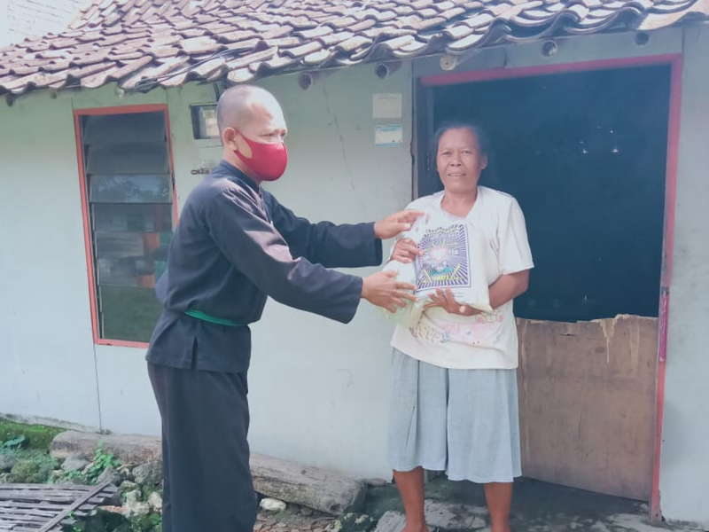 Mahasiswa Bojonegoro Ini Serahkan Bantuan Sembako ke Masyarakat Tak Mampu