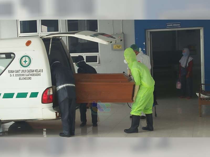 Meninggal di Rumah Sakit, Warga Ledok Wetan Bojonegoro Dimakamkan Dengan Protokol Covid-19