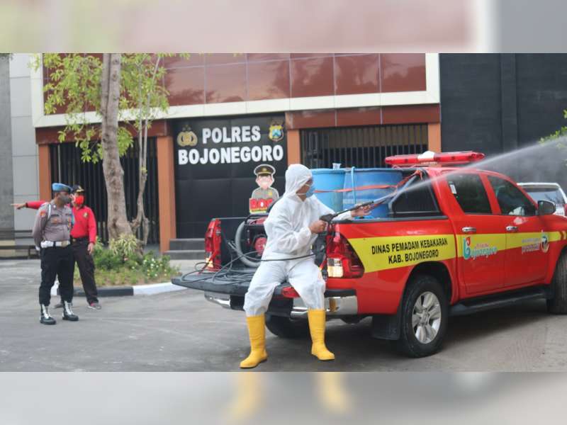 Cegah Corona, Polres Bojonegoro Lakukan Penyemprotan Disinfektan di Lingkungan Kantor