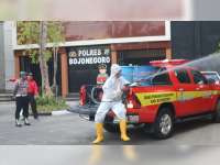 Cegah Corona, Polres Bojonegoro Lakukan Penyemprotan Disinfektan di Lingkungan Kantor