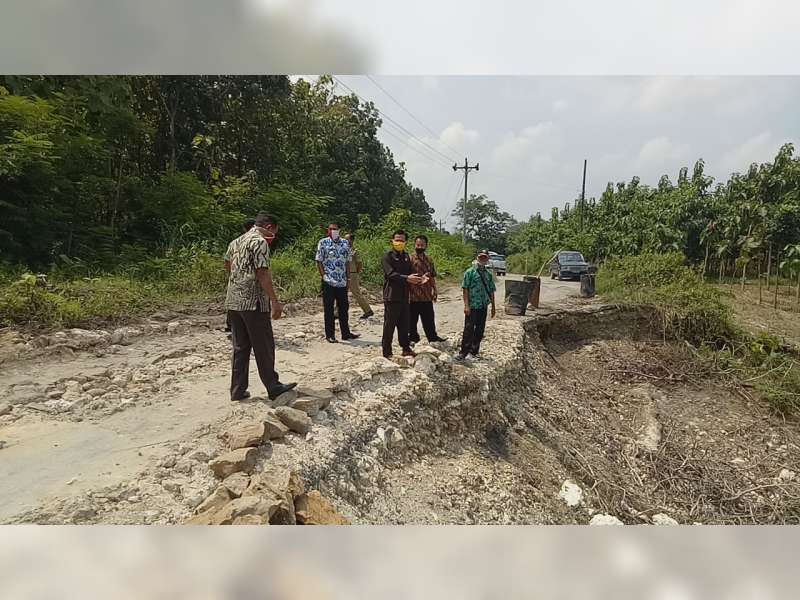 Jalan Utama di Kecamatan Jiken Blora Longsor, Warga 3 Desa Terganggu Aktivitasnya