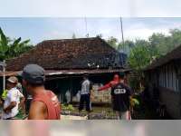 Diduga Akibat Korsleting Listrik, Rumah Warga Malo Bojonegoro Terbakar