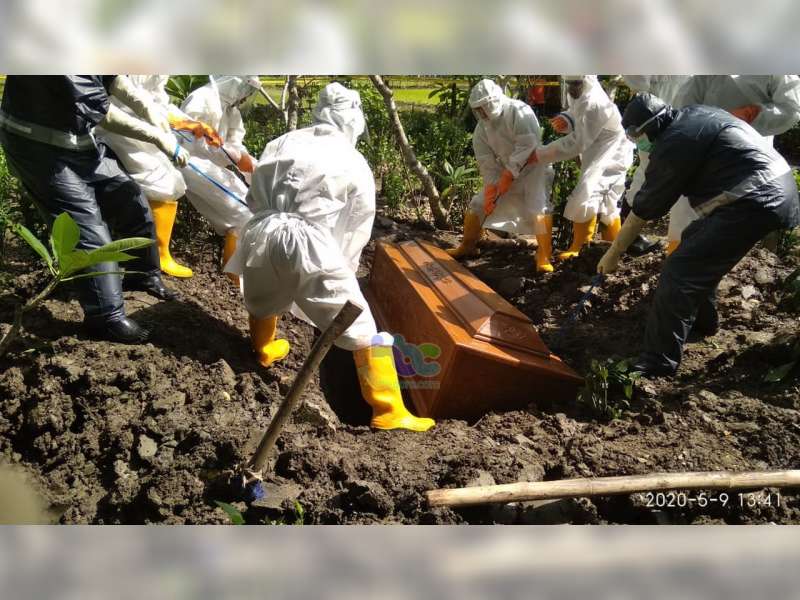 Jenazah Warga Desa Wedi Bojonegoro Dimakamkan dengan Protokol Covid-19