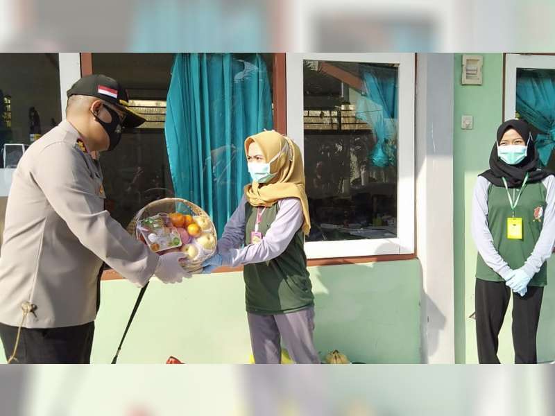 Kunjungi Rumah Isolasi, Kapolres Bojonegoro Beri Motivasi Warga yang Sedang Dikarantina