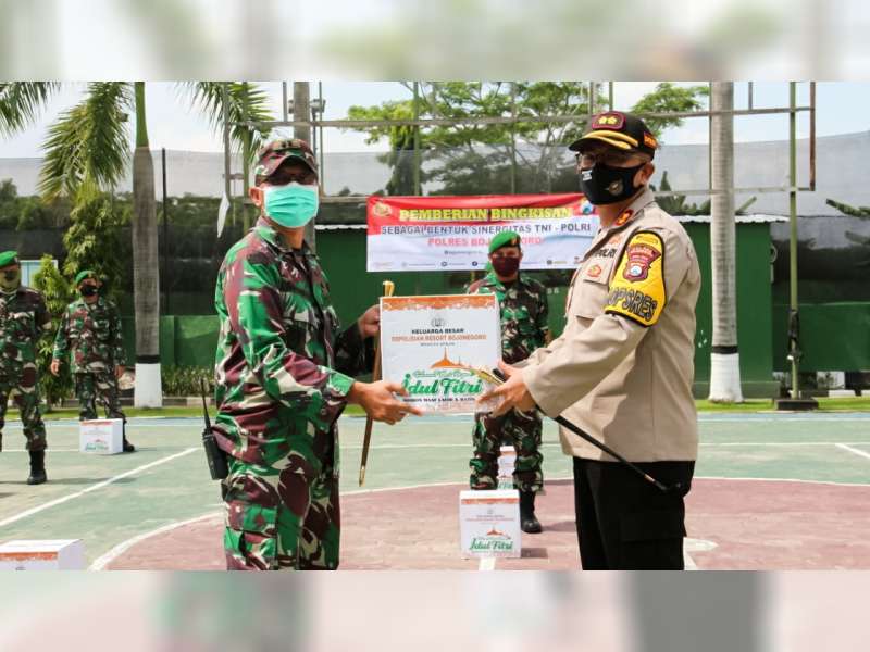 Tingkatkan Sinergitas, Polres Bojonegoro Bagi Bingkisan Lebaran pada Anggota Kodim