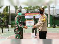 Tingkatkan Sinergitas, Polres Bojonegoro Bagi Bingkisan Lebaran pada Anggota Kodim