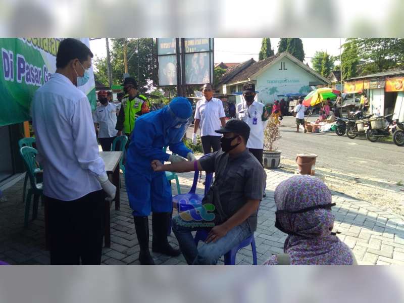 Giliran Pedagang Pasar Desa Gayam Bojonegoro Jalani Rapid Test Covid-19