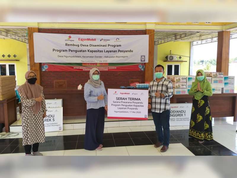 EMCL Serah Terimakan Bantuan Sarana Prasarana Posyandu di Desa Ngumpakdalem