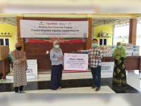 EMCL Serah Terimakan Bantuan Sarana Prasarana Posyandu di Desa Ngumpakdalem