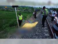 Tertabrak Kereta Api, 2 Orang Pemotor Warga Kalitidu Bojonegoro Tewas di TKP