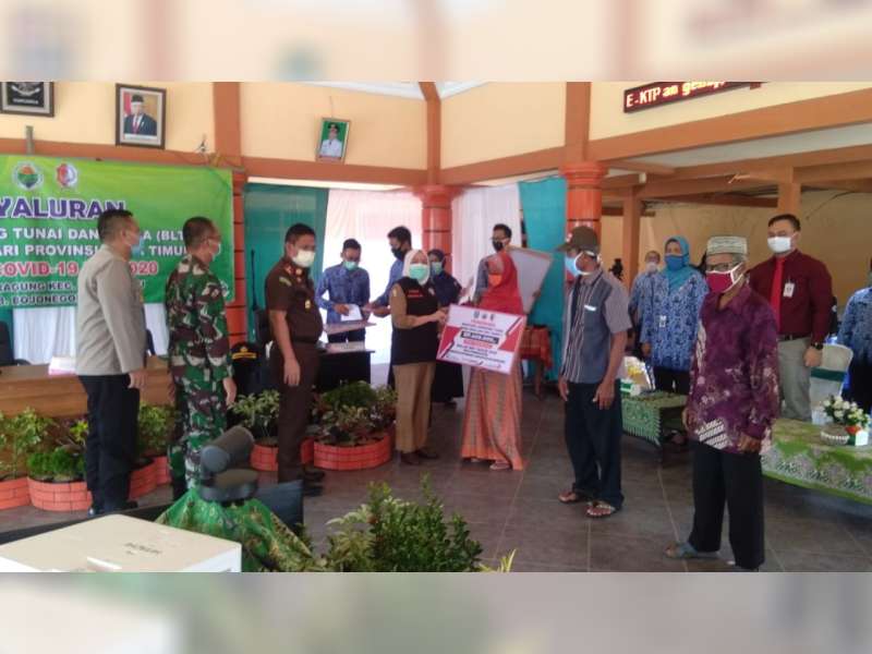 Bupati Bojonegoro Salurkan BLT Dana Desa dan Paket Sembako dari Pemprov Jatim di Kepohbaru