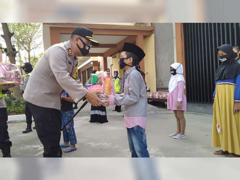 Kapolres Bojonegoro Beri Tali Asih pada Putra-Putri Anggota yang Telah Meninggal Dunia