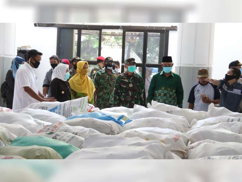 Bupati Anna Muawanah Hadiri Penyaluran Paket Sembako dari PD Muhammadiyah Bojonegoro