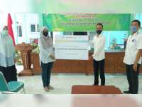 Mahasiswa Penerima Beasiswa Banyu Urip Beri Bantuan APD untuk Rumah Isolasi di Bojonegoro