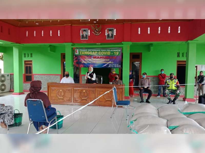 Bupati Anna Muawanah Hadiri Penyaluran BPNT di Kecamatan Gayam Bojonegoro