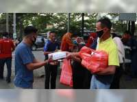 Kolaborasi Ademos dan Kelas Kewirausahaan Sosial UGM bagikan Masker di Bojonegoro