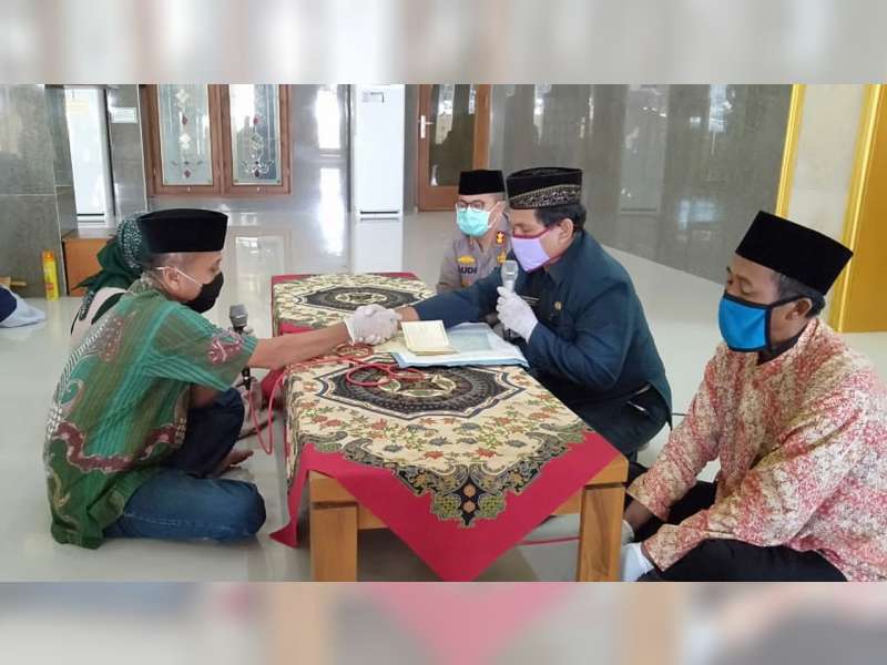 Terjerat Kasus Hukum, Warga Tambakrejo Menikah Saat Ditahan di Polres Bojonegoro