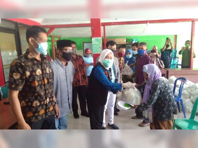 Bupati Bersama Wakil Ketua DPRD Bojonegoro, Pantau Penyaluran Sembako di Kecamatan Trucuk