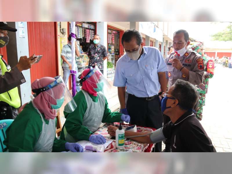 Bupati Djoko Nugroho Pantau Langsung Rapid Test Massal di Pasar Wulung Randublatung Blora