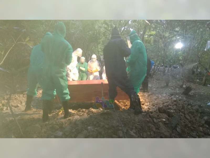 Meninggal di Rumah Sakit, Warga Kedungadem Bojonegoro Dimakamkan Dengan Protokol Covid-19