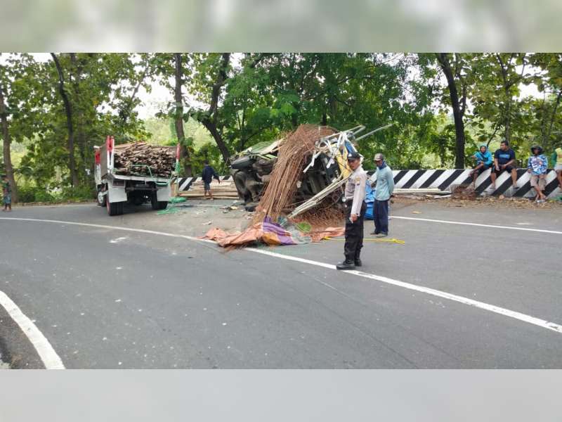 Dump Truk Tabrak Truk di Temayang Bojonegoro, Seorang Pengemudi Luka-Luka