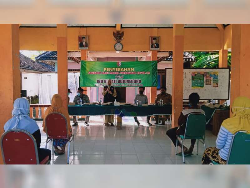 Bupati Bersama Anggota DPRD Bojonegoro Salurkan Paket Sembako di Kecamatan Kedungadem