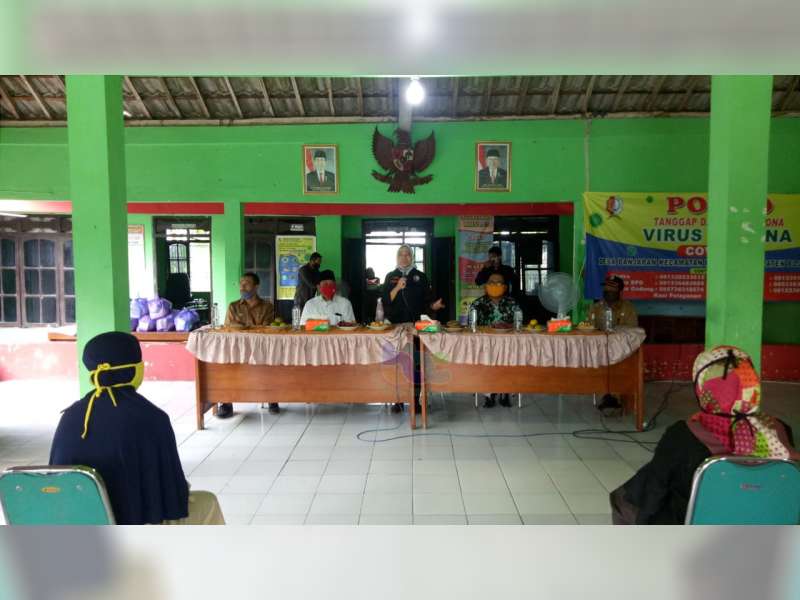 Bupati Bersama Anggota DPRD Bojonegoro Hadiri Penyaluran Paket Sembako di Baureno