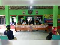 Bupati Bersama Anggota DPRD Bojonegoro Hadiri Penyaluran Paket Sembako di Baureno