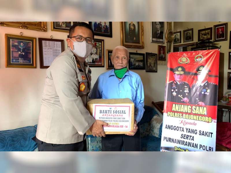 Peringati Hari Bhayangkara, Kapolres Bojonegoro Kunjungi Purnawirawan dan Anggota yang Sakit