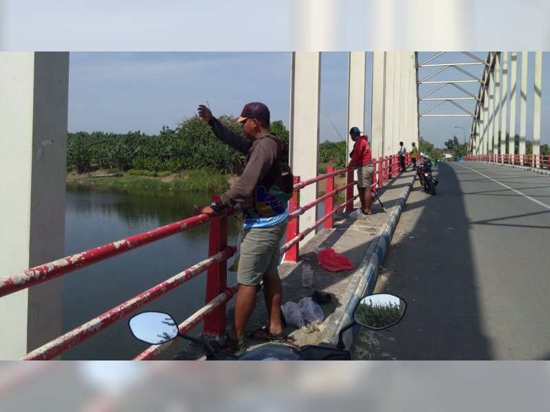 Jembatan Bengawan Solo, Jadi Lokasi Favorit para Pemancing di Bojonegoro