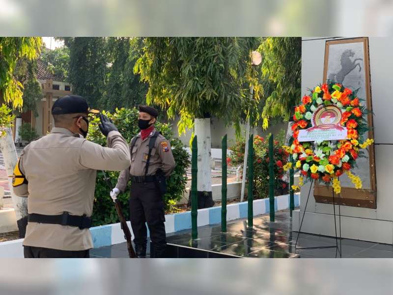 Peringati Hari Bhayangkara Polres Bojonegoro Gelar Ziarah di Taman Makam Pahlawan
