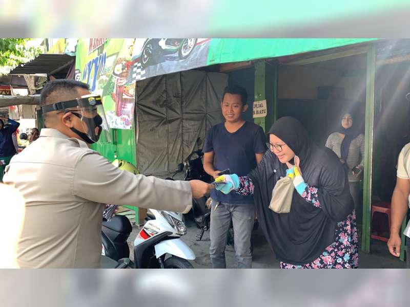 Kasus Positif Covid-19 di Bojonegoro Cukup Banyak, Polisi Bagi-bagi 10 Ribu Masker