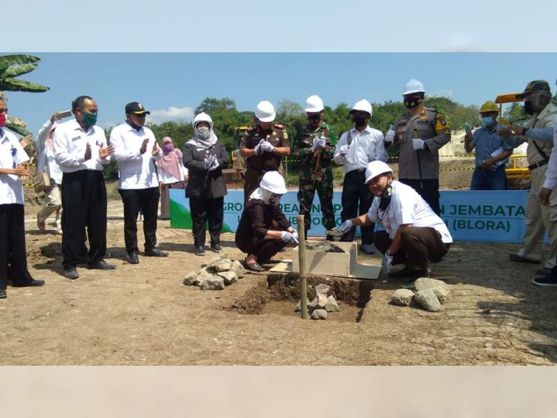 Bupati Anna Muawanah Laksanakan Ground Breaking Pembangunan Jembatan Bojonegoro - Blora
