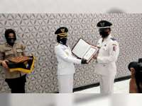 Bupati Bojonegoro Serahkan Penghargaan pada Kades Pelopor Kampung Tangguh Semeru