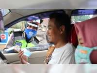 Satlantas Polres Bojonegoro Bagikan Masker Gratis bagi Pengguna Jalan