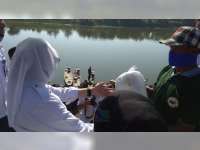 Bupati Bojonegoro Tabur 25 Ribu Benih Ikan di Sungai Bengawan Solo Desa Kabalan Kanor