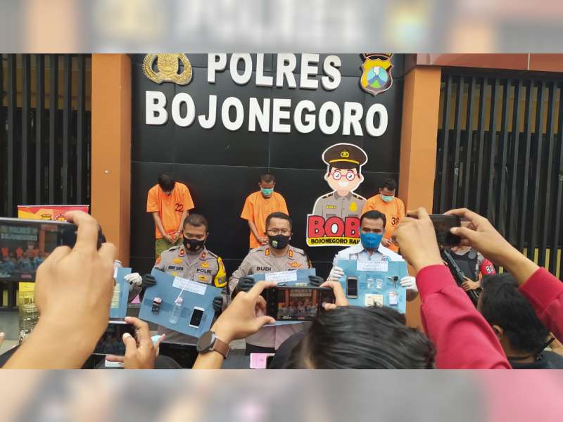 Polres Bojonegoro Tangkap 1 Orang Pengedar dan 2 Orang Anak Pemakai Pil Dobel L