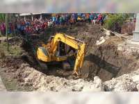 Foto Proses Evakuasi Korban Tertimbun Longsoran Galian Sumur di Sumberrejo Bojonegoro