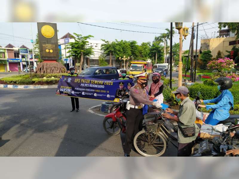 Hari Kedua Operasi Patuh 2020, Polres Bojonegoro Bagikan Masker Gratis Bagi Pengguna Jalan