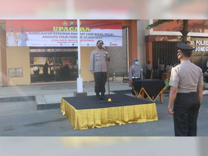Anggota Polres Bojonegoro Terima Penghargaan Kenaikan Pangkat Luar Biasa dari Kapolri