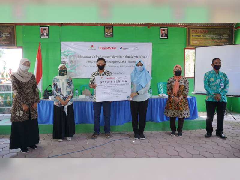 EMCL Serah Terimakan Program Usaha Peternakan di Desa Jono Temayang, Bojonegoro