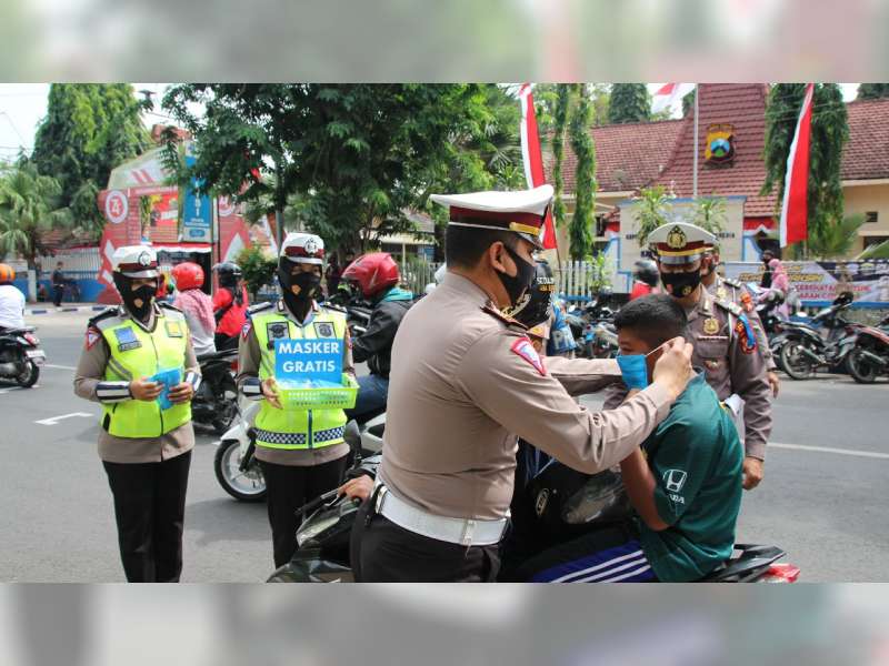 Polres Bojonegoro Kampanyekan Pemakaian Masker dengan Bagikan Masker Gratis pada Warga