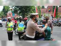 Polres Bojonegoro Kampanyekan Pemakaian Masker dengan Bagikan Masker Gratis pada Warga