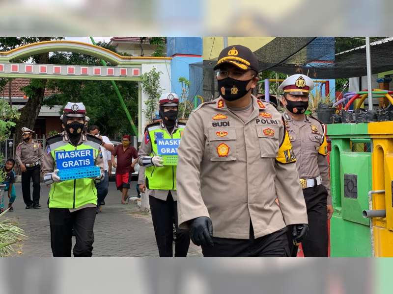 Giliran Kapolres Bojonegoro, Terjun Langsung Kampayekan Pakai Masker pada Warga
