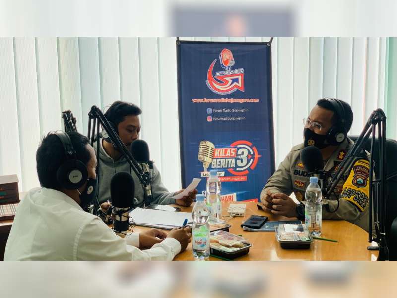 Melalui Talkshow di Radio, Kapolres Bojonegoro Kampayekan 'Jatim Bermasker'