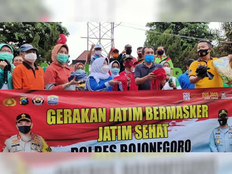Kampanyekan 'Jatim Bermasker', Kapolres dan Wakil Bupati Bojonegoro Bagikan Ribuan Masker