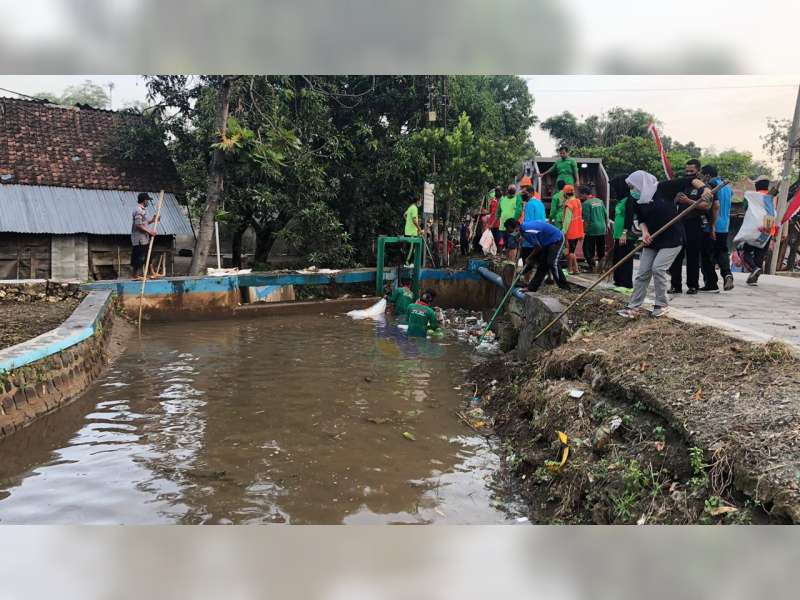 Tumbuhkan Budaya Gotong Royong, Bupati Bojonegoro Ajak Warga Bersih-Bersih Sungai