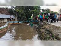 Tumbuhkan Budaya Gotong Royong, Bupati Bojonegoro Ajak Warga Bersih-Bersih Sungai