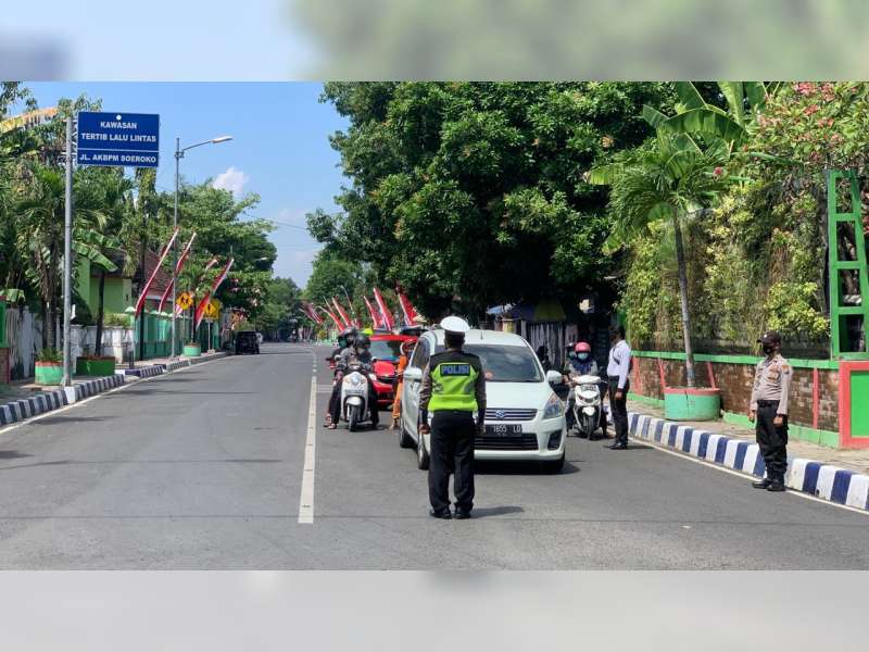 Polisi di Bojonegoro Hentikan Pengguna Jalan saat Detik-Detik Proklamasi Kemerdekaan RI