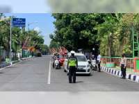 Polisi di Bojonegoro Hentikan Pengguna Jalan saat Detik-Detik Proklamasi Kemerdekaan RI